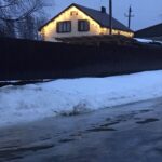 Монтаж гирлянд на фасад дома